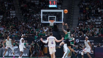 BADALONA (BARCELONA), 09/11/2024.- El escolta del Joventut Kassius Roberston (2-d) lanza a canasta durante el partido de la Liga Endesa que Joventut Badalona y Unicaja Málaga han disputado este sábado en el Olímpic de Badalona. EFE/Marta Pérez