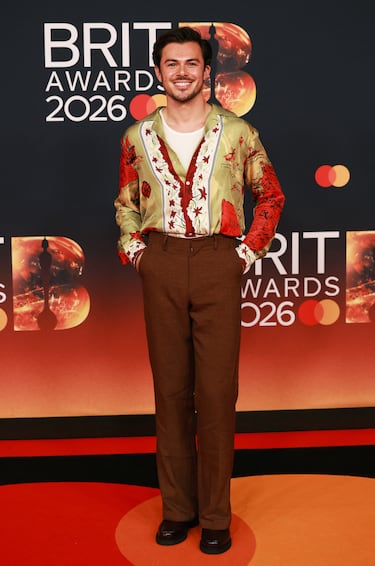 Jack Edwards posa en la alfombra roja. 