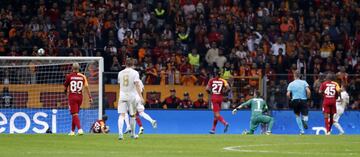 Eden Hazard, en una ocasión clarísima y con la portería vacía, mandó el balón al larguero tras deshacerse de Fernando Muslera.