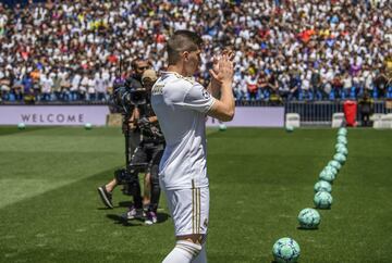 El jugador Serbio Jovic durante su presentación. 