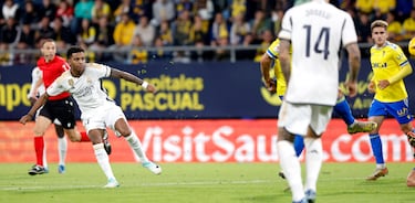 El jugador brasileño, Rodrygo, observa el recorrido del balón tras su disparo a puerta que supuso el primer gol para el Real Madrid. 