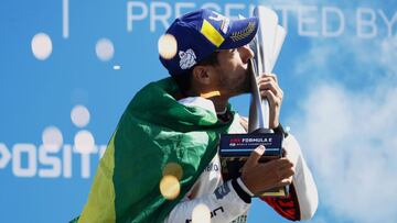 Di Grassi celebra su triunfo en Berl&iacute;n desde lo m&aacute;s alto del podio.