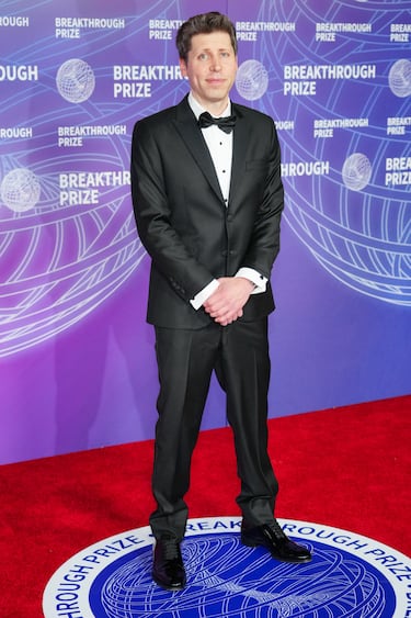 Sam Altman posa en la alfombra roja de la 12.ª ceremonia de entrega del premio Breakthrough en el Barker Hangar de Santa Mónica, California. 

