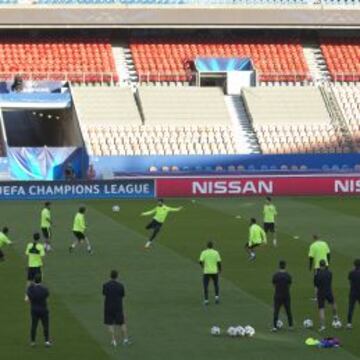 SERÁ UNA CALDERA. El Barça se entrenó en un Parque de los Príncipes que esta noche será un clamor apoyando a su equipo.