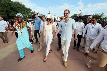 Meghan, duquesa de Sussex, y el príncipe Harry, duque de Sussex, en San Basilio de Palenque durante la visita del duque y la duquesa de Sussex a Colombia el 17 de agosto de 2024 en Cartagena, Colombia.