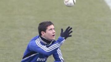 <b>ESPERANZA. </b>Ander juega con un balón de entrenamiento esta semana: el Zaragoza necesita ganar ya.