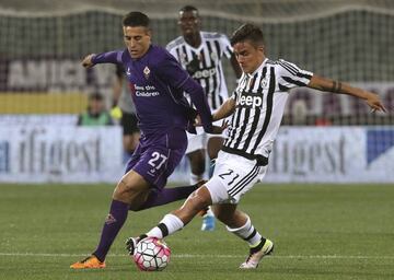 Tello (left) in action with Fiorentina last season.