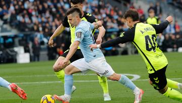 VIGO, 08/02/2025.- El jugador del Celta de Vigo Alfon Gonzalez pugna por un balón con el jugador del Betis Ortiz durante el partido de Liga celebrado, este sábado, en el estadio Balaidos de Vigo. EFE/Salvador Sas