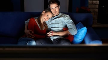 Una pareja viendo la TV en el sof&aacute;