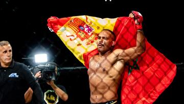 El peleador hispanomarroquí Abdellah Er-Ramy con las banderas.