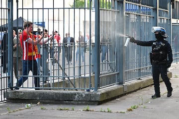 La policía francesa intenta contener a los aficionados ingleses en los alrededores del estadio con gas pimienta. 