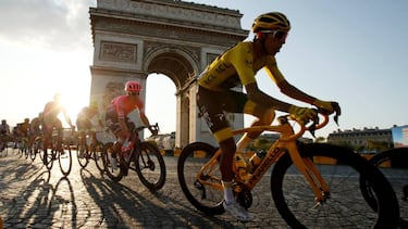 FILE PHOTO: Cycling - Tour de France - The 128-km Stage 21 from Rambouillet to Paris Champs-Elysees - July 28, 2019 - Team INEOS rider Egan Bernal of Colombia, wearing the overall leader's yellow jersey, in action in front of the Arc de Triomphe. REUTERS/