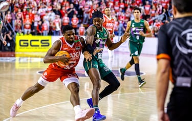 Perry eleva al Unicaja en Manresa