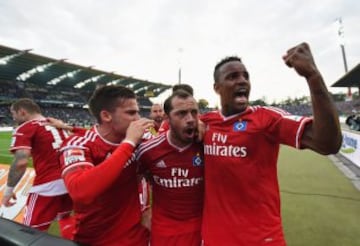 Los jugadores del Hamburgo festejan el gol en los descuentos de Marcelo Díaz.