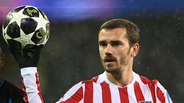 Atletico Madrid's French forward #07 Antoine Griezmann holds the ball during the UEFA Champions League knockout round play-off first leg football match between Club Brugge and Atletico Madrid at the Jan Breydel Stadium in Brugge on February 18, 2026. (Photo by NICOLAS TUCAT / AFP)