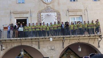 Los jugadores del Villarreal en el balcón del Ayuntamiento de Novelda.