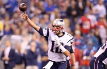 Ambos quarterbacks protagonizaron un duelo de calidad y acabaron el encuentro con grandes n¨²meros. Brady logr¨® 312 yardas (23 de 37), 3 touchdowns y una intercepci¨®n. Su receptor m¨¢s destacado fue Amendola, que recibi¨® 7 de sus pases para lograr 105 yardas, seguido de Edelman (6 recepciones) y Gronkowski (3) que lograron 50 yardas y un TD cada uno.