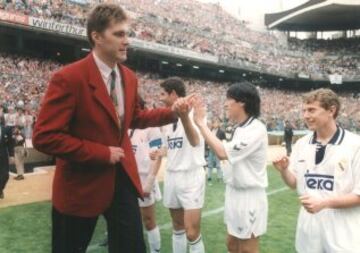 Su segundo equipo en España fue el Real Madrid. En el club blanco estuvo desde 1992 has 1995.
En el Madrid ganó 1 Copa de Europa, 2 Ligas y 1 Copa del Rey.
Pasillo de los jugadores de fútbol.  