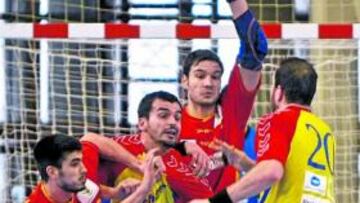 <b>LUCHA. </b>Gurbindo y Prieto luchan con el pívote de Rumanía.