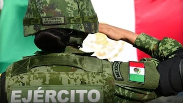 Qué indica el color de las hombreras en el uniforme del Ejército Mexicano: rojo, azul, verde, violeta...