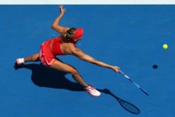 Maria Sharapova venció a su compatriota Ekaterina Makarova para llegar a la final del Abierto de Australia.