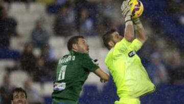 El portero del Espanyol Kiko Casilla atrapa el balón ante del defensa del Levante David Navarro.