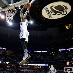 De'Aaron Fox (39) se merienda a Lonzo Ball en un duelo NBA