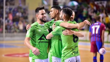 Jugadores del Palma Futsal celebran un gol ante el Bar&ccedil;a.