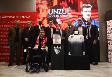 El portero navarro recibe del Sevilla el Dorsal de Leyenda, acompañado por los clubes de su carrera y por grandes amigos y compañeros como Zubizarreta, Monchi o Lopetegui.
 
