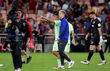 Dani Olmo junto a Pedri tras el final del encuentro.