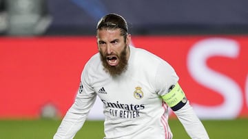 Sergio Ramos celebra un gol anotado durante un partido de la Champions League 2020/2021.