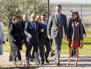 La Reina Letizia visitó junto al Rey Felipe VI la sede de la compañía Joma Sport en la localidad toledana de Portillo. La Reina lució un vestido y abrigo a juego de colores tierra.