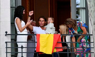 El tenista Rafa Nadal reacciona al el paso de la barcaza de la delegaci¨®n espa?ola.
