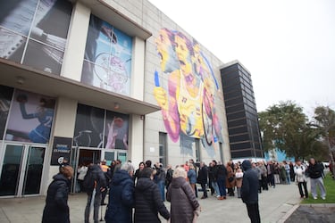 Entrada de familiares de las victimas y ciudadanos al interior del Palacio de Deportes Carolina Marín.