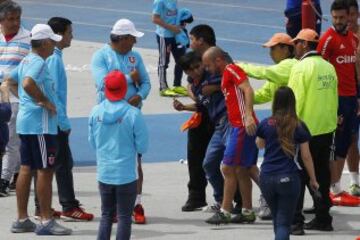 Hinchas de Universidad de Chile realizan banderazo en el Estadio Nacional, previo al Superclásico del domingo 02 de Octubre del 2016.
