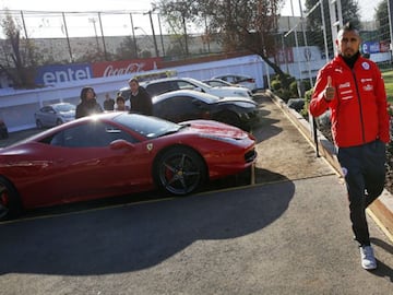 El volante luce en la cancha, pero también fuera de ella, donde exhibe su colección de automóviles. Su última adquisición fue un Fiat Panda.