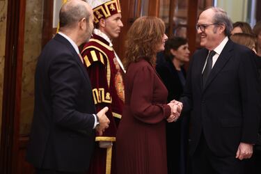 El presidente del Senado, Pedro Rollán, y la presidenta del Congreso, Francina Armengol, saludan al Defensor del Pueblo, Ángel Gabilondo, durante el acto institucional por el Día de la Constitución, en el Congreso de los Diputados.