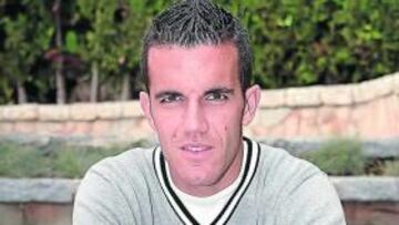 <b>EL EX JUGADOR DEL ALMERÍA JULIO ÁLVAREZ POSA PARA AS</b> El hispano-venezolano realizó la pretemporada con el Almería, pero sabía que no contaba para Hugo Sánchez y decidió buscarse una salida. Encontró acomodo en Mallorca, donde se siente más útil. Hoy, en principio, Manzano le pondrá entre los titulares.