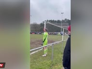 Unos aficionados del Caerau Ely le jugaron una broma al arquero del Connah’s Quay, vaciando su botella de agua y grabando su reacción en pleno partido de la segunda división de Gales.