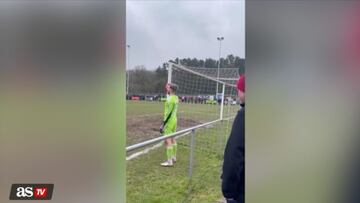 Unos aficionados del Caerau Ely le jugaron una broma al arquero del Connah’s Quay, vaciando su botella de agua y grabando su reacción en pleno partido de la segunda división de Gales.