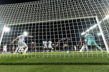 4-0. Córner que lanza Raphinha pasado, al segundo palo, Íñigo Martínez consigue rematar de cabeza para dejar el balón en el área pequeña y Robert Lewandowski remata, primero de cabeza y luego con el pie, el cuarto tanto en el minuto 50 de partido.