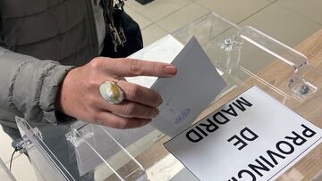 Una mujer deposita su voto en el centro habilitado, a 17 de julio de 2023, en Bogot¨¢ (Colombia). Los espa?oles que residen en el extranjero podr¨¢n votar de forma presencial en el centro que se habilite en ese pa¨ªs entre el 15 y el 20 de julio o enviar su voto por correo hasta el 20 de julio.
17/07/2023;JULIO
Marcial Mu?oz / Europa Press
23/08/2023