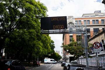 Los seguidores argentinos lloran el fallecimiento de Maradona en Buenos Aires.