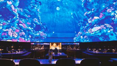 El restaurante Alchemist, ubicado en Copenhague, Dinamarca, es mucho más que un lugar para comer; es una experiencia gastronómica inmersiva y teatral que redefine los límites de la alta cocina. Está liderado por el chef danés Rasmus Munk, uno de los nombres más influyentes y premiados del mundo. Rasmus Munk ha acuñado el término "Holistic Cuisine" (Cocina Holística) para describir su propuesta, que fusiona arte, ciencia, activismo social y gastronomía. La cena no es solo un placer para el paladar.