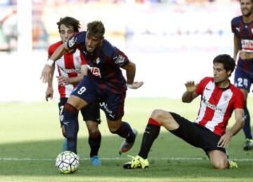 Sergi Enrich lucha un balón con Beñat y Etxeita.