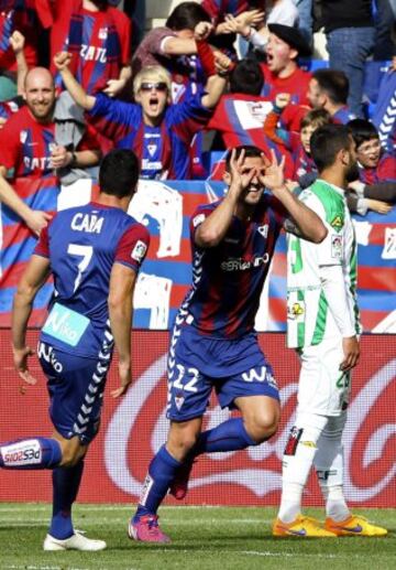 El defensa del Eibar Raúl Navas marca gol ante el Córdoba, el segundo del equipo, durante el partido de la jornada 38 de la Liga BBVA de fútbol disputado hoy entre ambos equipos en el estadio de Ipurúa de Eibar. 