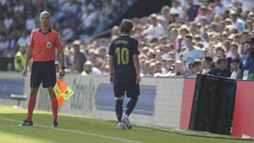 Luka Modric de camino a los vestuarios tras ser expulsado.