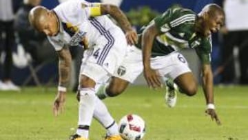 Nigel de Jong, a la izquierda, &quot;choca&quot; con Darlington Nagbe durante el partido entre el LA Galaxy y los Timbers. 