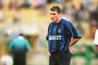 Su fama en España llegó por su paso goleador en el Atlético de Madrid en la 97/98. Su paso efímero en el Atleti acabó con un traspaso a la Lazio, donde jugó un año y volvió a ser traspasado, esta vez al Inter de Milán. En el equipo neroazzurro fue donde mejor rendimiento ofreció. 123 goles en 190 partidos.