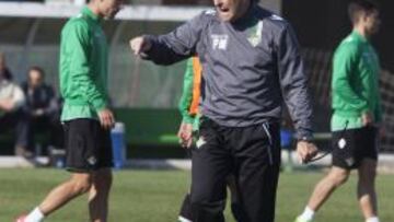 RESPALDADO. El vestuario bético quita responsabilidad a Pepe Mel.